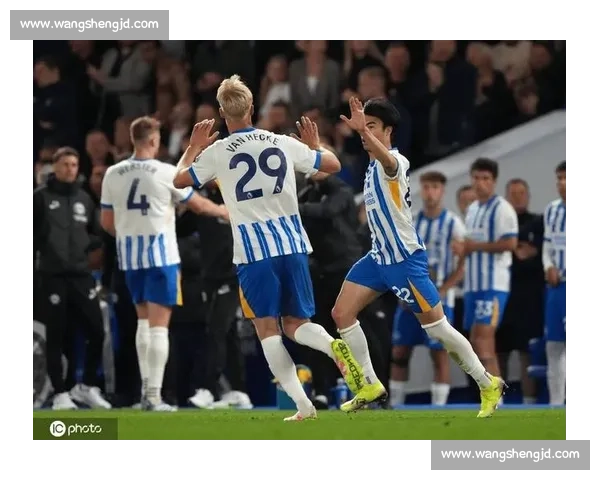 布莱顿 2025-26 主场球衣发布!邓克、吕特领衔演绎蓝白新章 布莱顿 2025-26 主场球衣发布!邓克、吕特领衔演绎蓝白新章